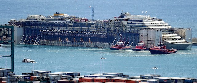 Costa Concordia, l'ormeggio a Genova. 
(MARCO BERTORELLO/AFP/Getty Images)