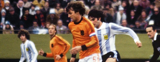 BUENOS AIRES, ARGENTINA - JUNE 25: Netherlands national soccer team captain and defender Ruud Krol (L) tries to outrun Argentinian forward Leopoldo Luque during the World Cup final between Argentina and the Netherlands 25 June 1978 in Buenos Aires. Argentina beat the Netherlands 3-1 in extra time to capture its first-ever World Cup title. AFP PHOTO (Photo credit should read STAFF/AFP/Getty Images)