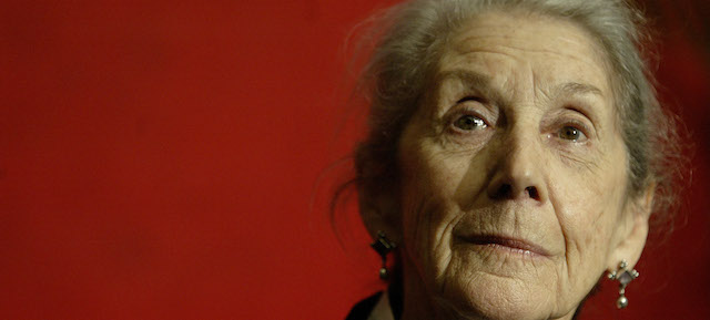 Nobel Prize-winning author Nadine Gordimer, of South Africa, listens to a question during a news conference on the Guadalajara International Book Fair at Guadalajara's Expo, Sunday, Nov. 26, 2006, in Mexico. (AP Photo/Guillermo Arias)
