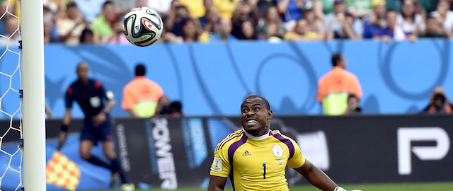 Il nigeriano Vincent Enyeama guarda un tiro di un avversario finire fuori dalla porta, di pochissimo, durante la partita degli ottavi tra Francia e Nigeria. (AP Photo/Martin Meissner)