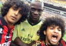 Il selfie di due tifosi con Mario Balotelli durante una partita