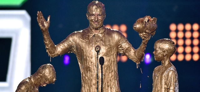 L'ex calciatore inglese David Beckham (39) con i figli Cruz (9, a sinistra) e Romeo (11), ricoperti da un liquido vischioso e dorato durante la cerimonia di consegna dei Kids' Choice Sports Awards, dedicati agli atleti preferiti dai bambini, Los Angeles, California. Bekcham è stato premiato con il Legend Award. Qui il video della premiazione.
(John Shearer/Invision/AP)