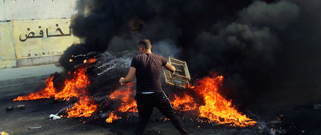 Il fuoco acceso dai Fratelli Musulmani, al Cairo, 3 luglio 2014. 
(AP Photo/Ahmed Taranh)