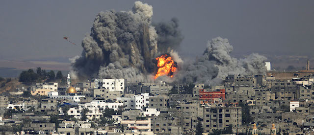 Esplosioni provocate dai bombardamenti israliani a Gaza. 
(AP Photo/Hatem Moussa)