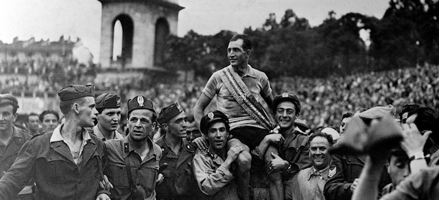 Gino Bartali festeggiato a Milano dopo aver vinto il Giro d'Italia, 7 luglio 1946
(© LAPRESSE)