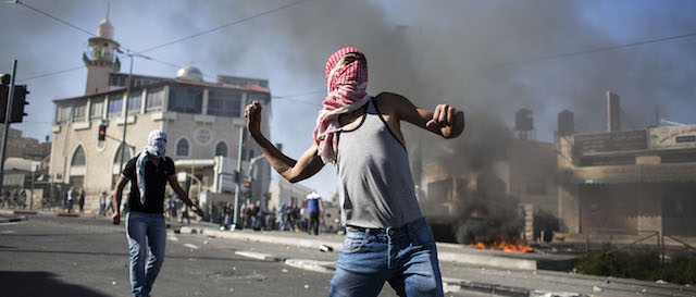 Scontri tra palestinesi e poliziotti israeliani vicino alla casa di Mohammed Abu Khdair, il ragazzino palestinese trovato morto e probabilmente ucciso per vendetta da ebrei ultra-ortodossi, a Gerusalemme. 
(Ilia Yefimovich/Getty Images)