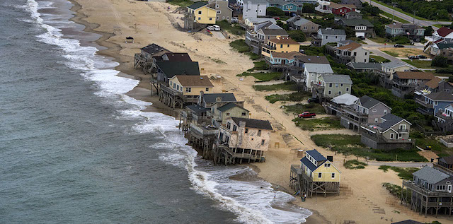 Alcune case sulla Outer Banks, costruite a pochi metri dal mare e che dovrebbero essere abbandonate in caso di aumento del livello del mare. (Washington Post photo by Nikki Kahn)