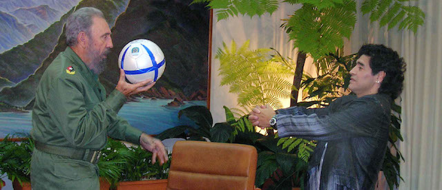 Il presidente di Cuba FIdel Castro gioca con Diego Maradona all'Avana, Cuba, 26 ottobre 2005. 
(AP Photo/Canal 13, HO)
