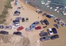 Le auto parcheggiate in riva al mare a Realmonte