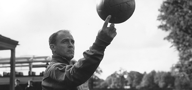 25th October 1960: Spanish footballer Alfredo di Stefano, one of the world's greatest forwards, spinning a ball on one finger during Spain's team practice at Roehampton in preparation for their match against England at Wembley. (Photo by Terry Disney/Central Press/Getty Images)