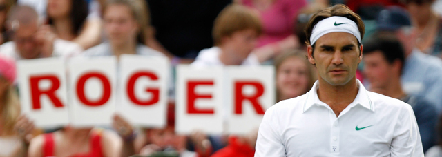Roger Federer durante una partita del primo giorno del torneo di Wimbledon, nel 2012. (Photo by Paul Gilham/Getty Images)
