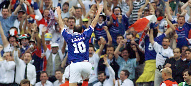 Il francese Zinedine Zidane dopo il primo gol in finale. (PATRICK HERTZOG/AFP/Getty Images)