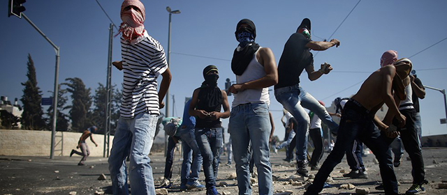 Manifestanti palestinesi durante gli scontri a Gerusalemme Est. (THOMAS COEX/AFP/Getty Images)