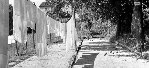 ©Silvio Durante/Lapresse
archivio storico
Torino 14-08-1956
Vita contadina
nella foto: in una Torino quasi deserta per le vacanze estive il caldo si fa sentire nonostante qualche temporale.Bucato steso al sole nelle colline Torinesi.
NEG- 153347