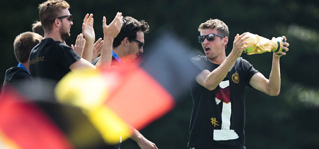 Thomas Mueller con la coppa. (AP Photo/Markus Schreiber)