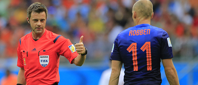 Referee Nicola Rizzoli from Italy gestures at Netherlands' Arjen Robben during the group B World Cup soccer match between Spain and the Netherlands at the Arena Ponte Nova in Salvador, Brazil, Friday, June 13, 2014. (AP Photo/Bernat Armangue)