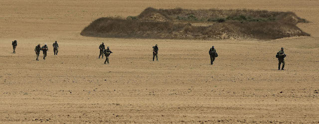 Soldati isareliani pattugliano il confine tra Israele e Striscia di Gaza
(AP Photo/Tsafrir Abayov)