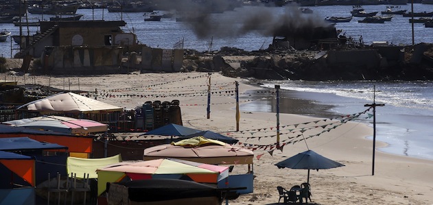 Fumo sulla spiaggia di Gaza dopo l'attacco israeliano che ha ucciso quattro ragazzini palestinesi
(THOMAS COEX/AFP/Getty Images)