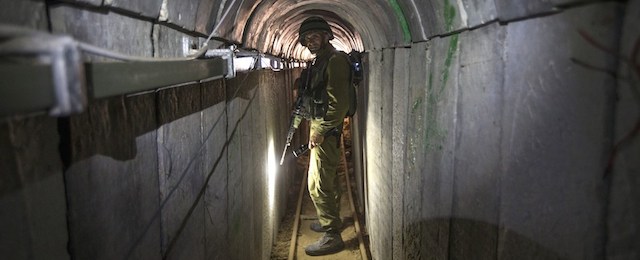 Un soldato israeliano accompagna dei giornalisti in un tunnel costruito dai miliziani palestinesi, il 25 luglio 2014
(JACK GUEZ/AFP/Getty Images)
