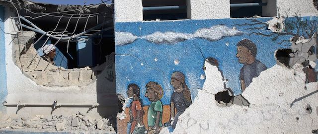 La scuola di Jabaliya gestita dall'ONU – usata come centro di accoglienza per i civili – dopo l'attacco. (MAHMUD HAMS/AFP/Getty Images)