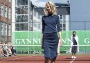 Una sfilata di moda in un campo da tennis – foto