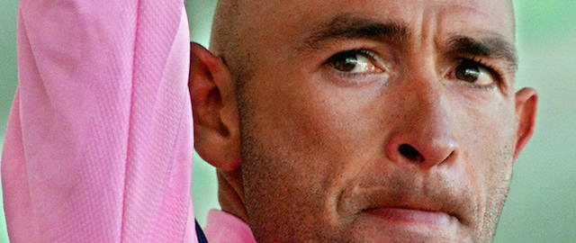 COURCHEVEL, FRANCE: (ARCHIVO) Foto tomada el 16 de julio de 2000, del italiano Marco Pantani, festejando tras ganar la 15a etapa del 87? Tour de France, en Courchevel, en los Alpes franceses. Pantani, fue descubierto el 14 de febrero de 2004, muerto por una sobredosis de cocaina, en una residencia de Rimini, Italia, en donde vivia recluido. AFP PHOTO/PATRICK KOVARIK (Photo credit should read PATRICK KOVARIK/AFP/Getty Images)