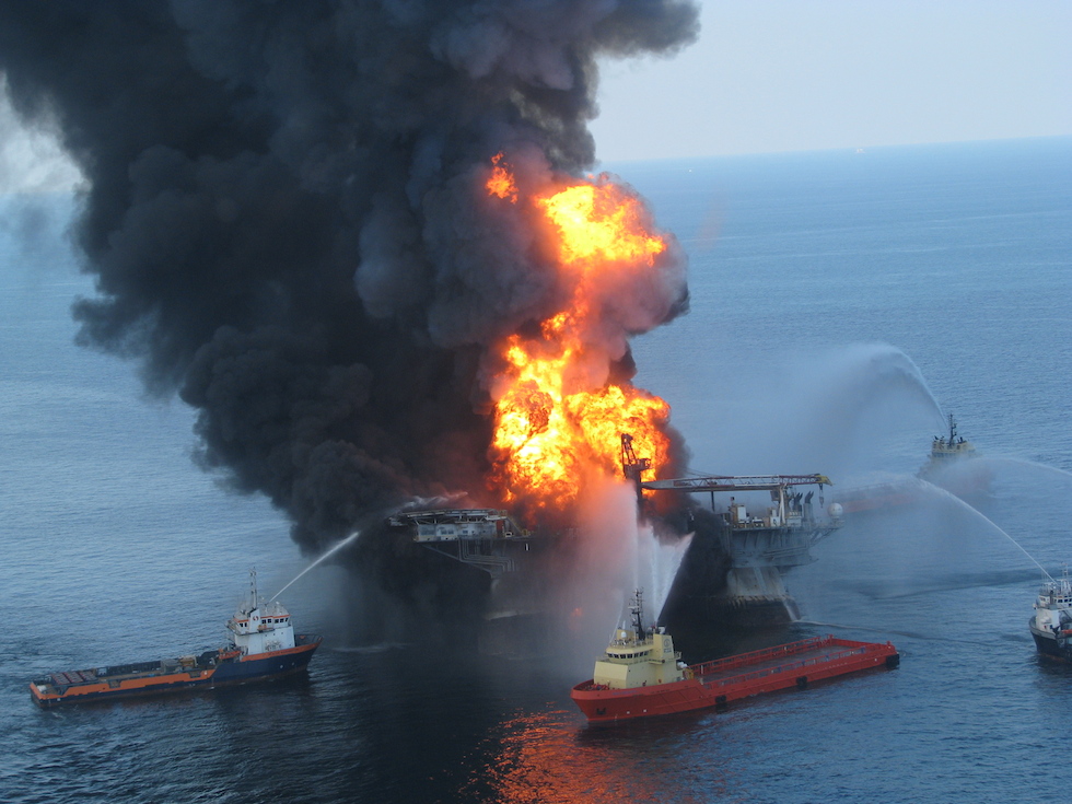 I soccorritori cercano di spegnere le fiamme sulla Deepwater Horizon, al largo delle coste della Louisiana, il 21 aprile 2010. 
(AP Photo/U.S. Coast Guard)