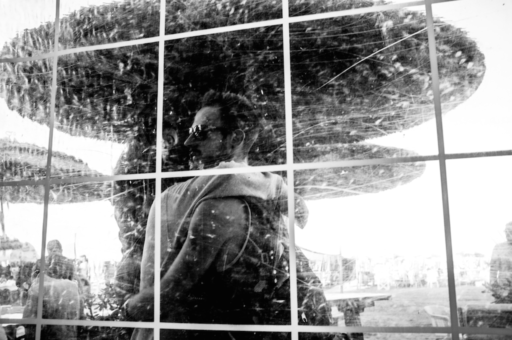 Qualcuno deve essere felice