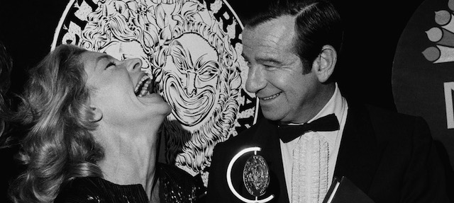 Lauren Bacall con il Tony award – il corrispettivo degli Oscar per il teatro – vinto nell'aprile del 1970 come miglior attrice in una commedia musicale per Applause. Insieme a lei, l'attore Walter Matthau. 
(AP Photo)
