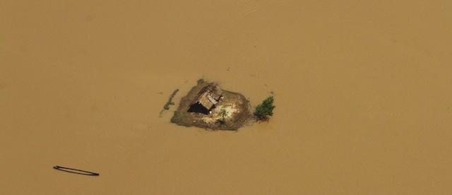 Una casa circondata dalle alluvioni provocate dai monsoni a Kendrapara, nello stato nord-orientale dell'Orissa, 6 agosto 2014. 
(AP Photo/Biswaranjan Rout)