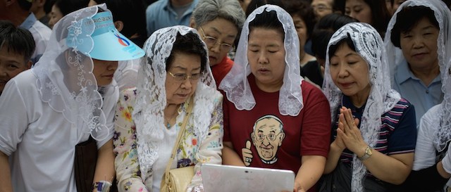 Fedeli riuniti fuori dalla cattedrale di Seul per assistere alla messa di Papa Francesco, 18 agosto 2014 
(ED JONES/AFP/Getty Images)
