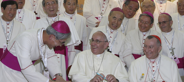 Papa Francesco firma il libro degi ospiti nella sede della Conferenza episcopale coreana, Seul, 14 agosto 2014 
(AP Photo/Korea Pool via Yonhap)