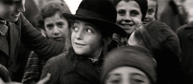 Bambini ebrei a Mukacevo, nell'attuale Ucraina, 1935– 38. 
© Mara Vishniac Kohn, courtesy International Center of Photography.