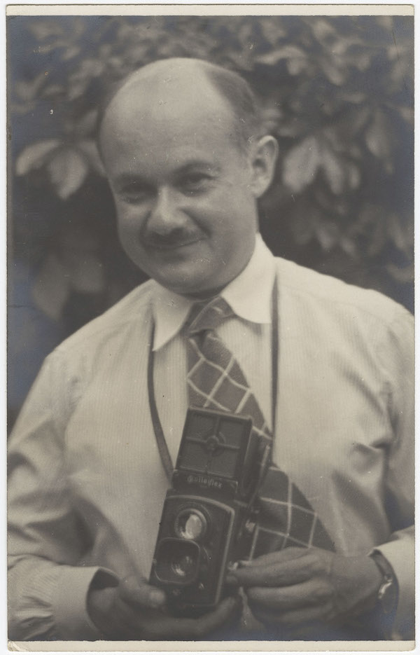 Roman Vishniac con la sua Rolleiflex, fotografato tra il 1935-1938 da un fotografo non identificato. 