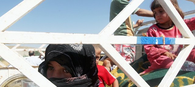 Profughi yazidi attraversano il confine con la Siria a Fish Khabur, 11 agosto 2014 
(AHMAD AL-RUBAYE/AFP/Getty Images)