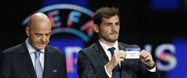 Il segretario generale della UEFA Gianni Infantino con il portiere spagnolo Iker Casillas, durante la cerimonia dei sorteggi per la Champions League 2014/2015. (VALERY HACHE/AFP/Getty Images)