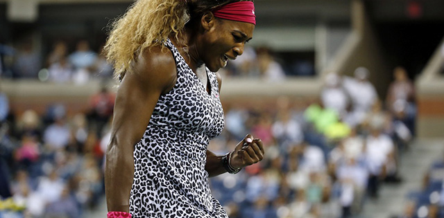 La tennista Serena Williams esulta dopo un punto durante la partita contro Taylor Townsend nel primo turno degli US Open a New York, il 26 agosto 2014 (AP Photo/Jason DeCrow)