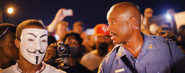 Il capitano Ronald Johnson insieme a un manifestante a Ferguson, St. Louis, Missouri.
(Scott Olson/Getty Images)