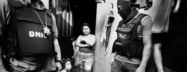 Una ragazzina con sua mamma durante un raid della polizia nel Barrio Abajo, un quartiere di Tegucigalpa dove le gang sono più forti. (Sean Sutton/Panos Pictures for The Washington Post)
