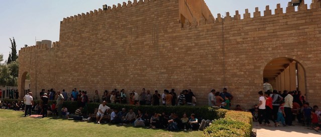 Cristiani iracheni che hanno lasciato la città di Bakhdida e che riposano alla chiesta di Saint-Joseph nella città curda di Ebril.
(SAFIN HAMED/AFP/Getty Images)