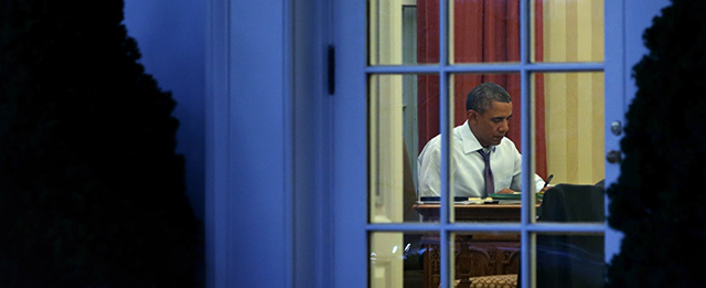 WASHINGTON, DC - JANUARY 27: U.S. President Barack Obama sits at his desk in the Oval Office January 27, 2014 at the White House in Washington, DC. Obama will deliver his State of the Union address to a joint session of Congress at the Capitol on the night of January 28. (Photo by Alex Wong/Getty Images)