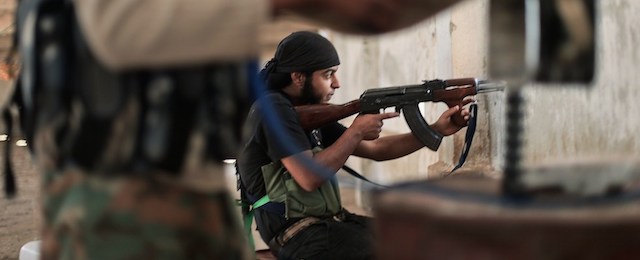 Ribelli del Fronte Islamico, la più ampia coalizione di ribelli siriani, durante dei combattimenti contro lo Stato Islamico (prima ISIS), in un villaggio fuori Aleppo, 13 luglio 2014.
(AHMED DEEB/AFP/Getty Images)