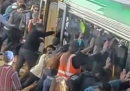 Il treno spostato dai viaggiatori a Perth, per liberare un uomo – video
