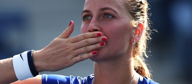 Petra Kvitova manda un bacio dopo aver vinto contro Kristina Mladenovic, 26 agosto 2014 (TIMOTHY A. CLARY/AFP/Getty Images)