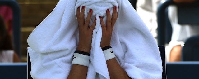 Petra Kvitová si copre la faccia con un asciugamano durante una pausa dall'incontro con Aleksandra Krunić, 30 agosto 2014(TIMOTHY A. CLARY/AFP/Getty Images)