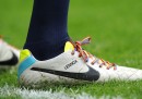 La campagna contro l'omofobia nel calcio del Regno Unito, coi lacci delle scarpe