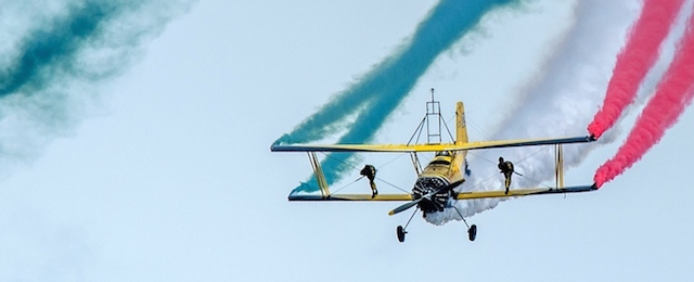 Il duo acrobatico scandinavo Skycats durante la sua esibizione su un aereo Grumman-164A, sabato 30 agosto 2014. 
(JOE KLAMAR/AFP/Getty Images)