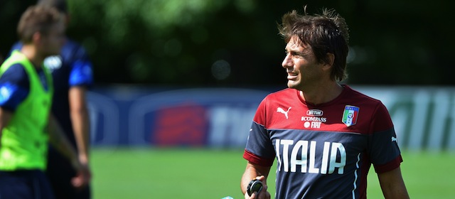 Italy's national football team coach Antonio Conte takes part in a training session at Florence's Coverciano training ground on September 1, 2014 ahead of friendly matches against the Netherlands and Norway. AFP PHOTO / ALBERTO PIZZOLI (Photo credit should read ALBERTO PIZZOLI/AFP/Getty Images)