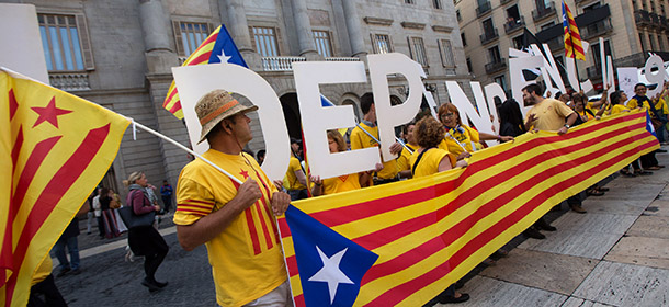 Pro independence supporters gather outside the Generalitat Palace, the main head office of the Government of Catalonia, as Catalonia's regional president Artur Mas, signs the decree to call the referendum in Catalonia in Barcelona, Spain, Saturday, Sept. 27, 2014. The president of Spain's powerful northeastern region of Catalonia on Saturday formally called an independence referendum Nov. 9, the latest secession push in Europe and one of the most serious challenges to the Spanish state of recent years. (AP Photo/Jordi Borras)