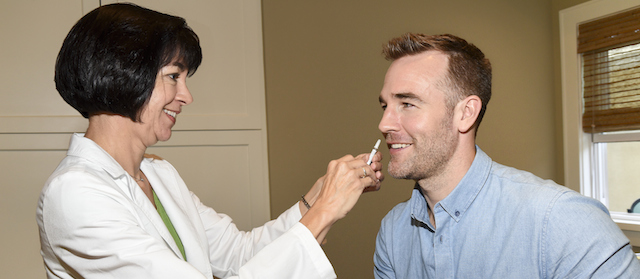 L'attore James Van Der Beek (37) riceve un vaccino antinfluenzale senza ago e veicolato attraverso uno spray nasale. L'operazione è stata filmata per farne un video promozionale del vaccino. 
(Michael Buckner/Getty Images for FluMist Quadrivalent)